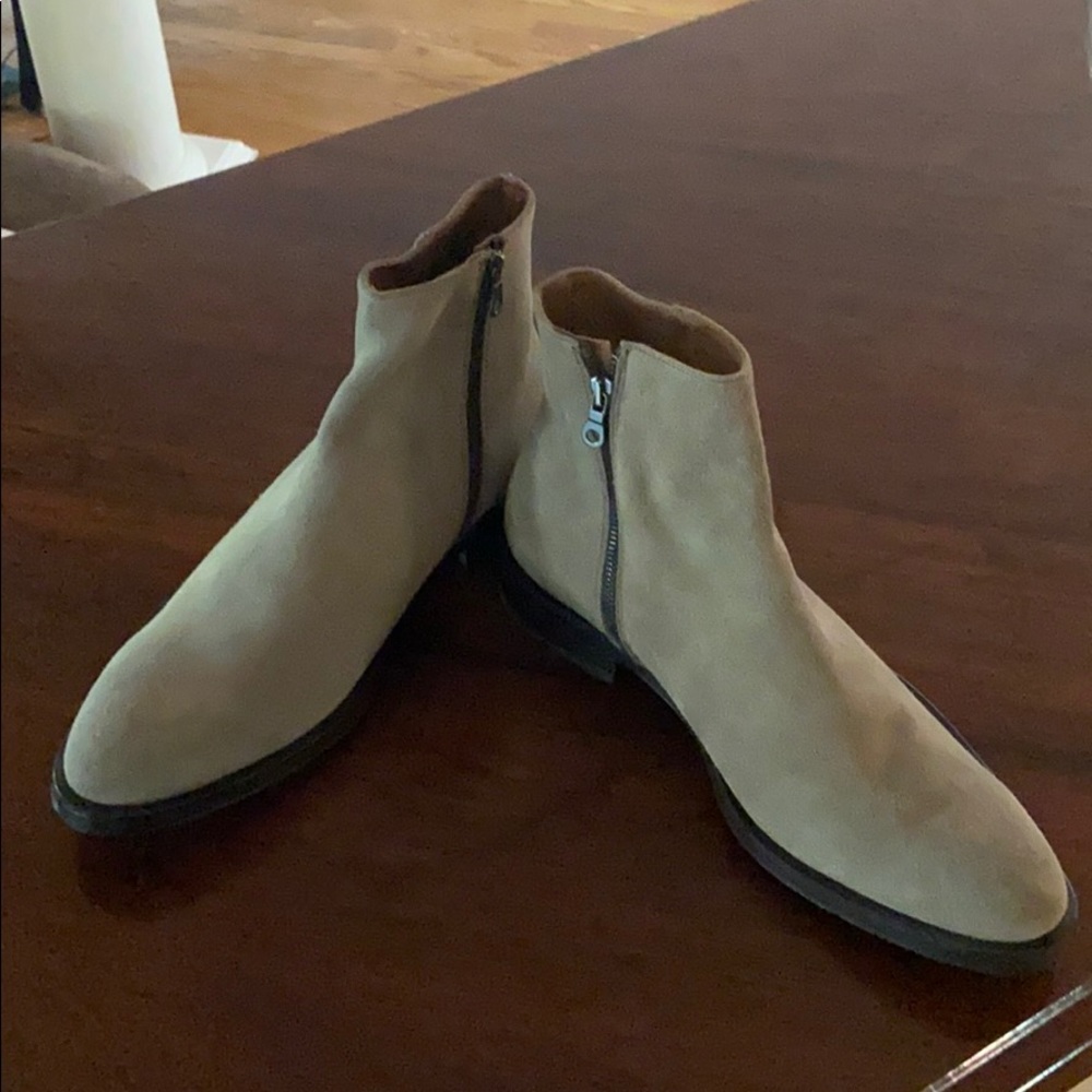 Never worn gorgeous Italian made men’s suede boots